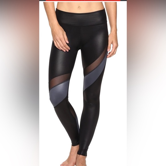 Beyond Yoga Black glossy leggings 🔥 Small - Picture 3 of 5